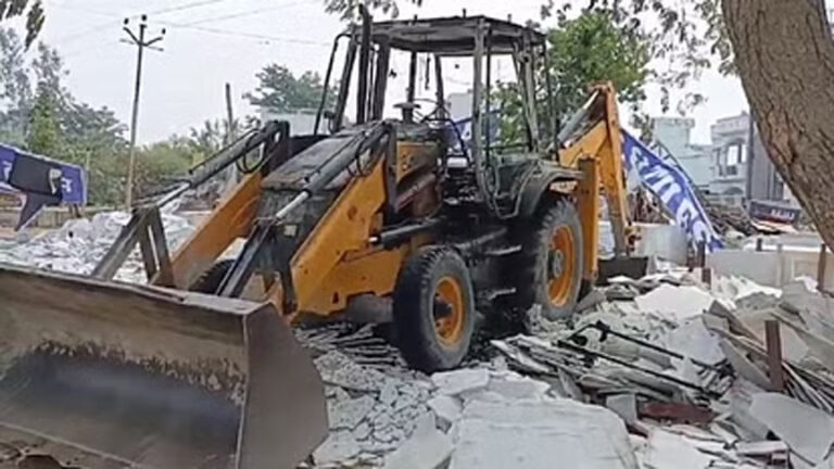 बरेली में बवाल: प्लाट पर कब्जे को लेकर सड़क पर अंधाधुंध फायरिंग, बुलडोजर में लगाई आग, इलाके में फैली दहशत