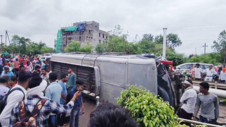 यात्रियों से भरी बस अनियंत्रित होकर पलटी, एक मासूम की मौत, 30 से अधिक घायल, मची चीख-पुकार