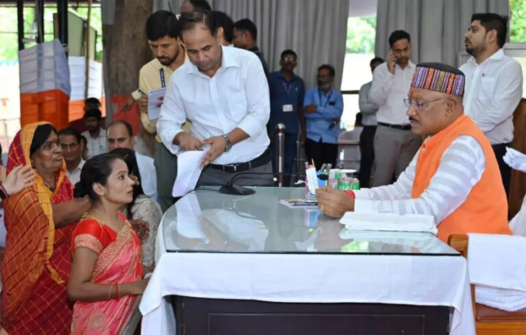 मुख्यमंत्री के जनदर्शन में बहनों की मुलाकात, महतारी वंदन योजना की तारीफ की