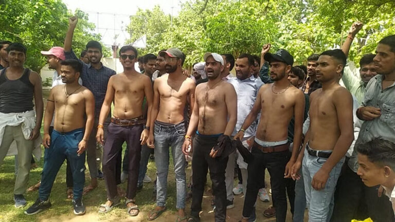 महिला आरक्षण के विरोध में युवकों का अर्द्धनग्न प्रदर्शन, सरकार पर लगाया सौतेले व्यवहार का आरोप