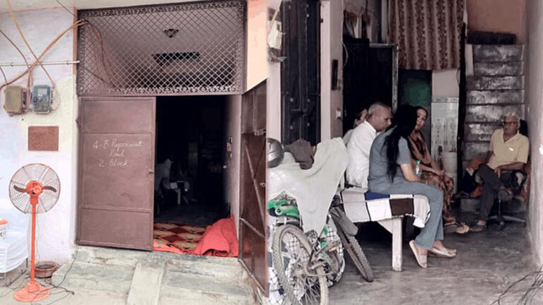 दिल्ली में दर्दनाक घटना: प्रेम नगर में एक घर में लगी भीषण आग, परिवार के चार लोगों की मौत