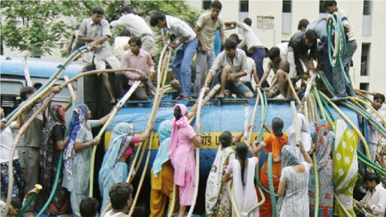 दिल्ली में पानी की किल्लत बरकरार, जल बोर्ड के टैंकर पर चढ़ते दिखे लोग; हुई हाथापाई