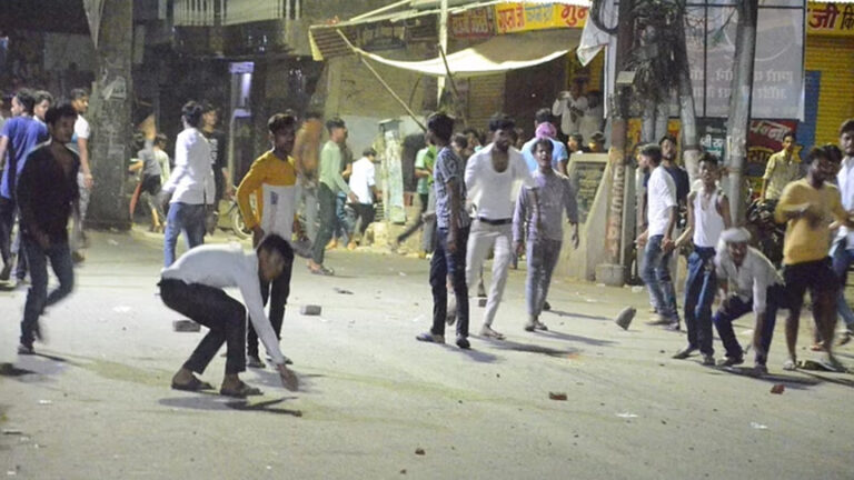 फिरोजाबाद में बंदी की मौत के बाद भड़का गुस्सा, पथराव और फायरिंग, बाइक जलाई