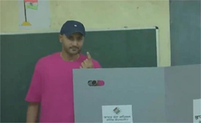 लोकसभा चुनाव 2024: महान स्पिनर हरभजन सिंह ने  जालंधर में डाला अपना वोट,  कहा- VIP संस्कृति नहीं होनी चाहिए