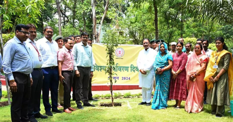 मुख्यमंत्री विष्णुदेव साय ने अपने निवास परिसर में रोपा नीम, रुद्राक्ष और चीकू का पौधा