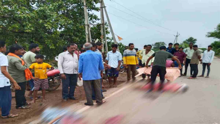 छत्तीसगढ़ में दर्दनाक हादसा : ट्रक ने बाइक को मारी ठोकर, मां-बेटी की मौत, पिता घायल, दो माह पहले ही बेटी की हुई थी शादी