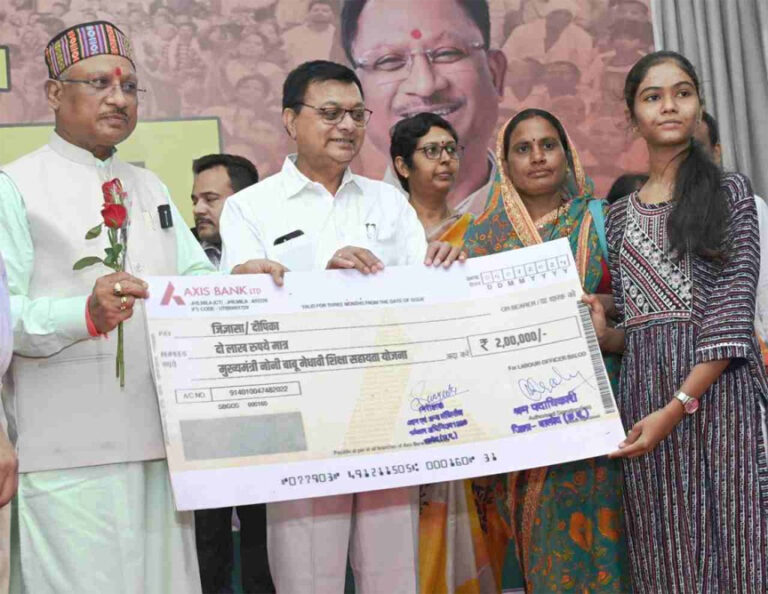 मुख्यमंत्री विष्णुदेव साय ने श्रमिकों के मेधावी बच्चों को दिए दो-दो लाख रुपए के चेक