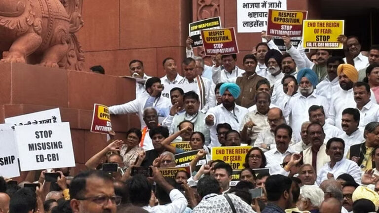 संसद सत्र: ‘विपक्ष को चुप कराने के लिए ED-CBI का दुरुपयोग बंद हो’, केंद्र सरकार के खिलाफ ‘INDIA’ का प्रदर्शन