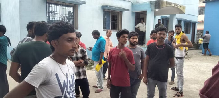 भीषण सड़क हादसे में चार युवकों की मौत; तीसरी सोमवारी पर जल भरने गंगा घाट जा रहे थे, अचानक ऐसा हुआ