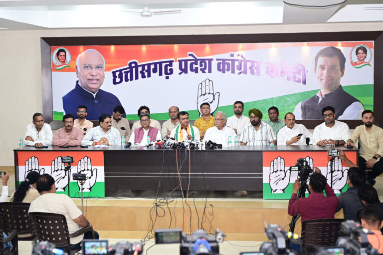 प्रदेश कांग्रेस अध्यक्ष दीपक बैज, नेता प्रतिपक्ष डॉ. चरणदास महंत, पूर्व मुख्यमंत्री भूपेश बघेल ने पत्रकार वार्ता को संबोधित किया