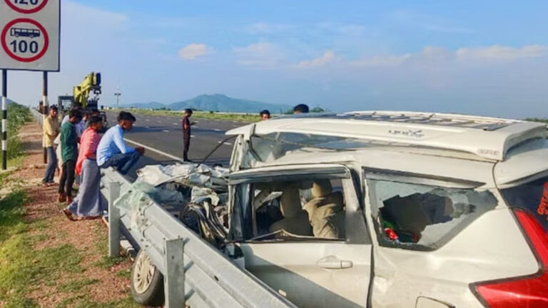 दिल्ली-मुंबई एक्सप्रेस-वे पर बड़ा हादसा, ट्रक में घुसी कार; चार लोगों की मौत…ऋषिकेश से लौट रहे थे