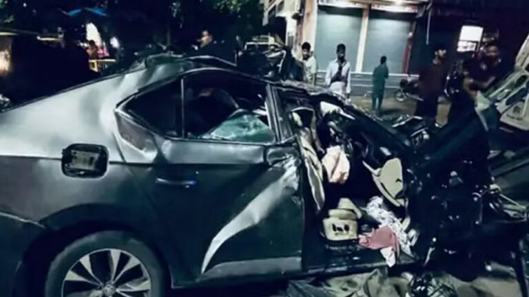 राजधानी में भीषण सड़क हादसा, ट्रक से टकराई कार के उड़े परखच्चे; तीन की दर्दनाक मौत