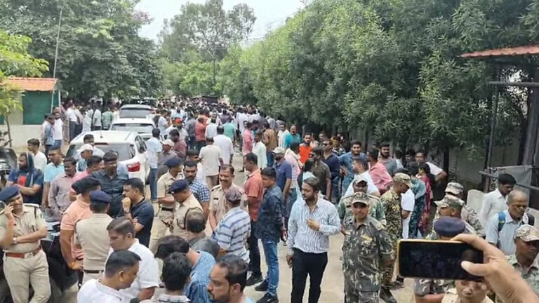 विधायक देवेंद्र यादव के निकलने का इंतजार, बंगले के बाहर एएसपी पुलिस के साथ मौजूद