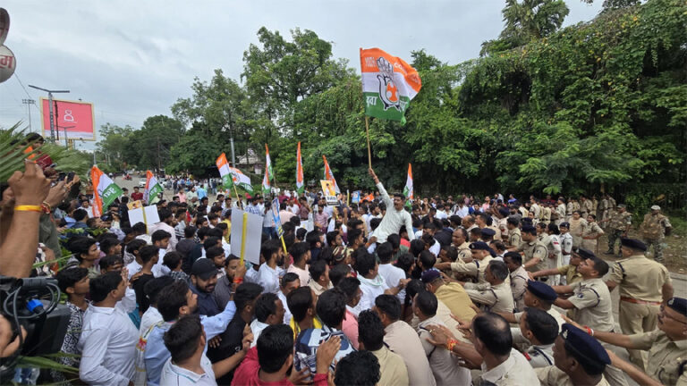 युवा कांग्रेस का जेल भरो आंदोलन; जमीन पर लेटे आकाश शर्मा को घसीटकर ले गई पुलिस, इन जिलों में बवाल
