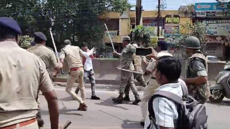 दुर्ग में बवाल : पूर्व सीएम के काफिले को रोकने का मामला गरमाया, कल देर रात थाने में हुई मारपीट, आज कांग्रेसियों पर पुलिस ने किया लाठीचार्ज, इधर थाना प्रभारी घायल