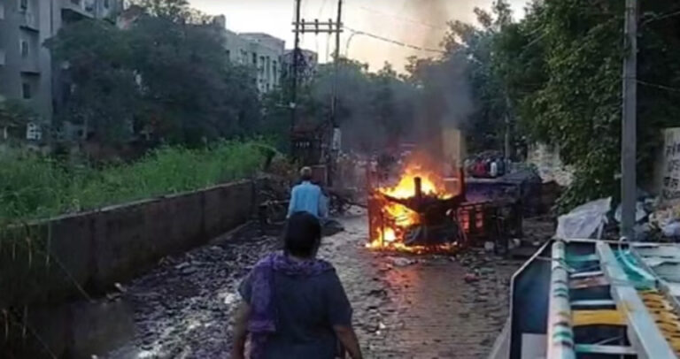 गाजियाबाद में दुष्कर्म पर बवाल: भीड़ ने की तोड़फोड़ और आगजनी, पुलिस ने खदेड़ा…दुष्कर्म से हंगामे तक की कहानी