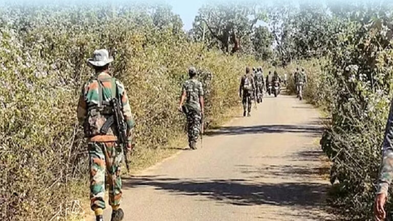 मुखबिरी के शक में नक्सलियों ने ग्रामीण का रेता गला, डर से महिला ने लगाई फांसी