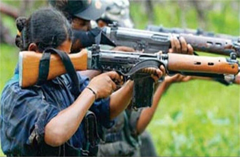 नक्सलियों ने फिर खेला खूनी खेल, मुखबिरी का आरोप लगा पुलिस जवान के भाई की दिनदहाड़े हत्या