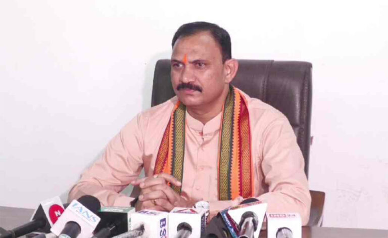 आयुष्मान कार्ड से जल्द 10 लाख तक करा सकेंगे इलाज, स्वास्थ्य मंत्री श्यामबिहारी ने कहा – राशि बढ़ाने की चल रही प्रक्रिया