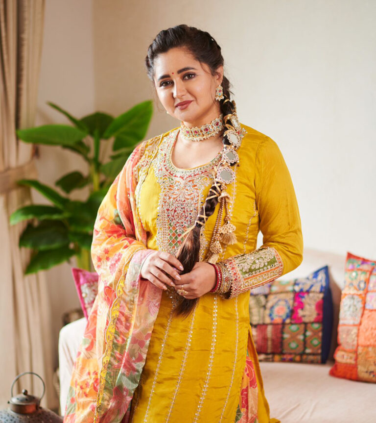 दिलों पर छुरियां चलाने आ गई रश्मि देसाई