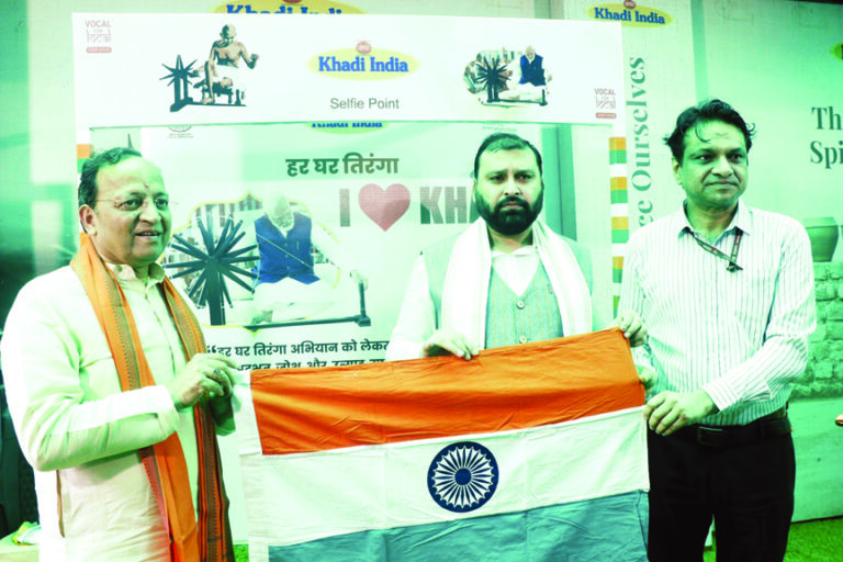 राज्यसभा सांसद अरुण सिंह और केवीआईसी अध्यक्ष मनोज कुमार ने ‘हर घर तिरंगा’ अभियान की शुरूआत की