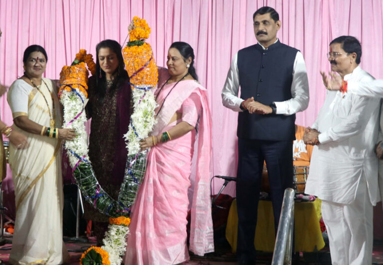 अभिनेत्री एकता जैन ने नारली पूर्णिमा के उत्सव में लिया लोकगीतों का आनंद