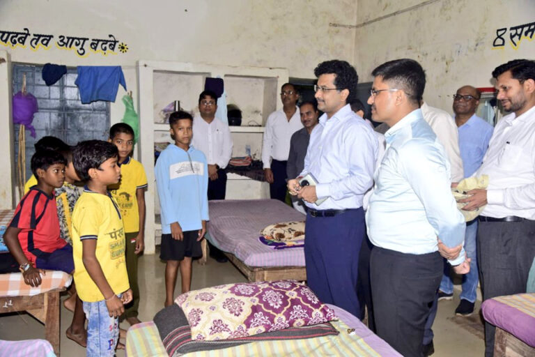 पीएम जनमन योजना के तहत करका में आयोजित शिविर में शामिल हुए प्रमुख सचिव सोनमणि बोरा