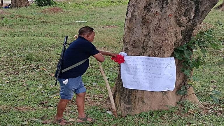 नक्सलियों ने लगाए बैनर, जमीन दलाल को जन अदालत में मौत की सजा देने की लिखी बात