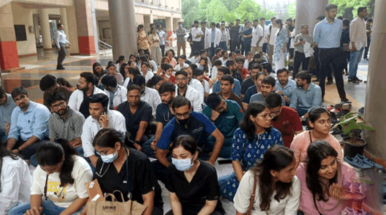  महिला डॉक्टर की हत्या के खिलाफ प्रदर्शन, ओपीडी बंद… AIIMS-RML के सीनियर्स ने संभाला मोर्चा