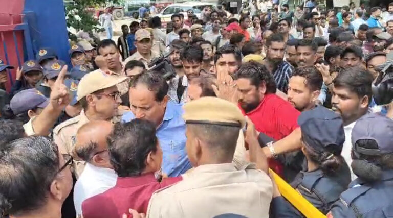 झगड़े में युवक की मौत से जयपुर में तनाव, शास्त्री नगर थाने में पत्थरबाजी, विधायक और आईपीएस के बीच तकरार