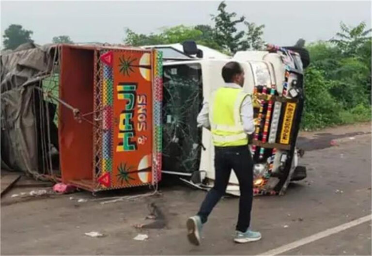 नीमच में भीषण सड़क हादसा, ट्रक ने पुलिस वाहन-पिकअप में मारी टक्कर, पुलिस के ड्राइवर समेत 3 की दर्दनाक मौत