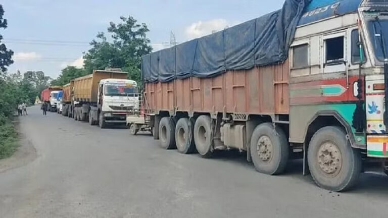 रायगढ़ में दर्दनाक हादसा: साइकिल सवार महिला को ट्रेलर ने कुचला, हुई मौत; गुस्साए ग्रामीणों ने किया चक्काजाम