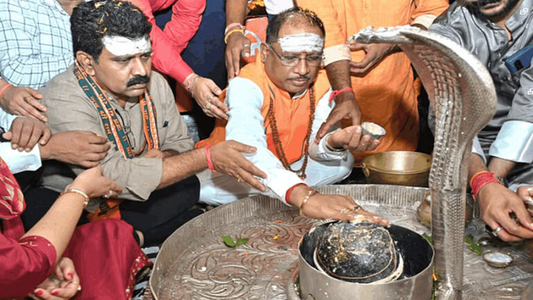 शिव भक्तों पर पुष्प वर्षा: कबीरधाम के भोरमदेव मंदिर पहुंचे सीएम साय, पूजा अर्चना भी की