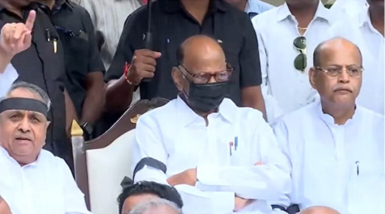 एमवीए ने सत्ता पक्ष के खिलाफ खोला मोर्चा; धरने पर बैठे शरद पवार, सरकार को बताया असंवेदनशील