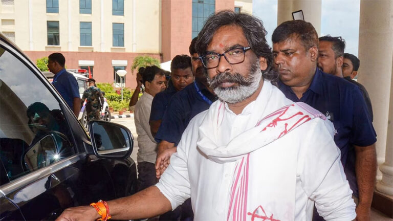 “विपक्ष हमारी सरकार की कल्याणकारी योजनाओं के भार तले दफन हो जाएगा”, सरायकेला में गरजे सीएम हेमंत