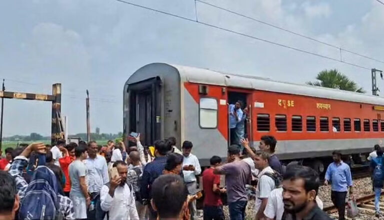 नई दिल्ली से पटना आ रही मगध एक्सप्रेस ट्रेन दो हिस्सों में बंटी, अफरातफरी