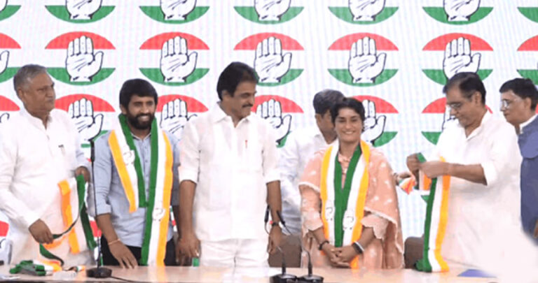 विनेश फोगाट और बजरंग पूनिया की राजनीति में एंट्री, खरगे से मुलाकात के बाद थामा कांग्रेस का हाथ