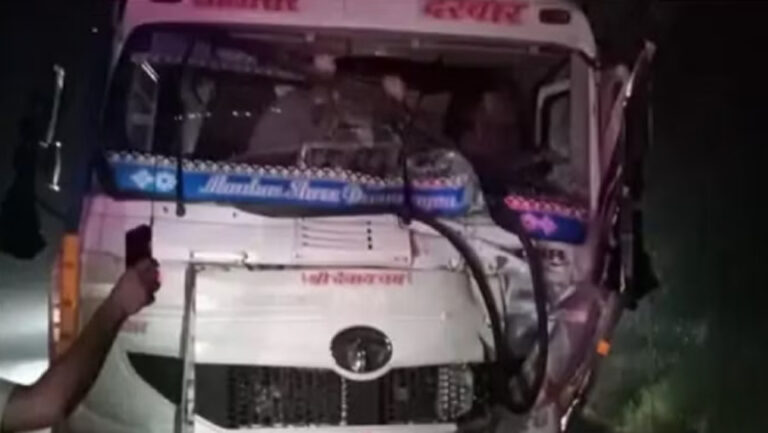 ट्रक ने श्रद्धालुओं से भरे वाहन को मारी टक्कर, तीन महिलाओं सहित आठ की मौत; आठ घायल