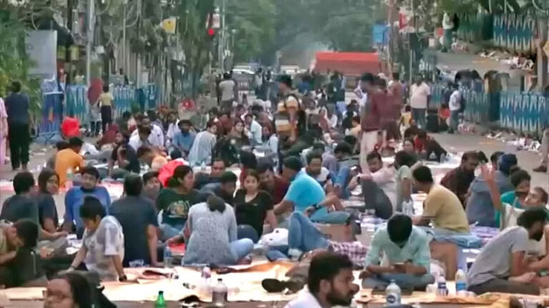 आक्रोशित डॉक्टरों का धरना जारी; संदीप घोष और तीन अन्य का सीबीआई ने देर रात मेडिकल परीक्षण कराया