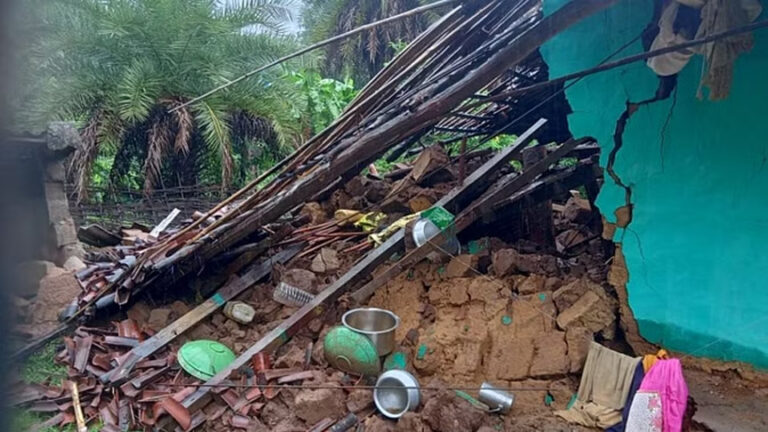 सुकमा में गांव में घुसा बाढ़ का पानी.. 20 मकान ढहे, रात में शिफ्ट किए गए ग्रामीण