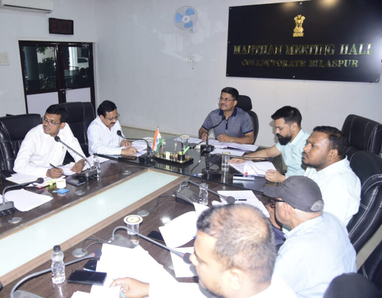 कलेक्टर ने की राजस्व विभाग के कामकाज की समीक्षा