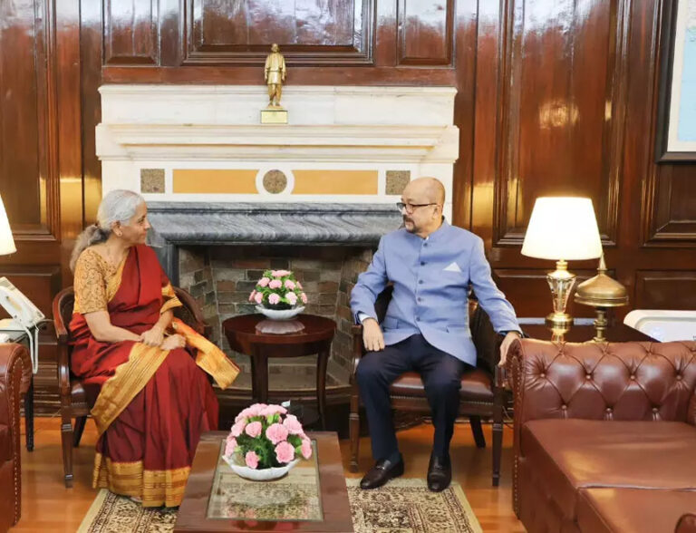 राज्यपाल रमेन डेका मिले केंद्रीय वित्त मंत्री निर्मला सीतारमण से