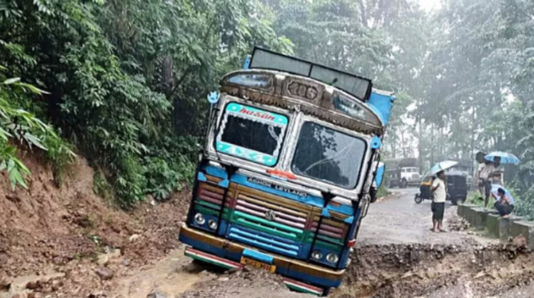 मेघालय में भारी बारिश ने मचाई भीषण तबाही, एक ही परिवार के सात लोगों समेत 10 की मौत