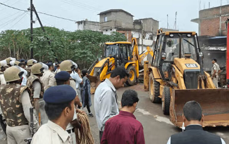 साय सरकार का एक्शन, मुख्य आरोपी के अवैध मकान पर चला बुलडोजर