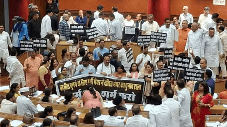 सदन की बैठक शुरू होने से पहले भाजपा का हंगामा, कुर्सी पर पोस्टर… भाजपा पार्षदों ने एकसाथ उठाई मांग