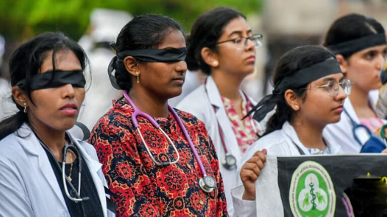 ‘अब कोई ‘अभया’ न हो, ये हमारी जिम्मेदारी’, अनिश्चितकालीन अनशन पर बैठे डॉक्टर्स अपनी मांगों पर अड़े