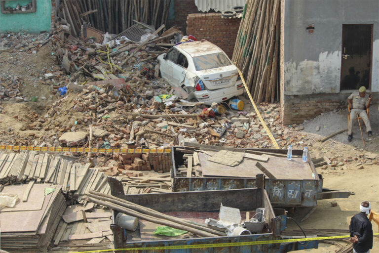 बुलंदशहर विस्फोट हादसा: धमाके से पूरा मकान हुआ धराशायी, रेस्क्यू ऑपरेशन खत्म….. एक ही परिवार के 6 लोगों की मौत