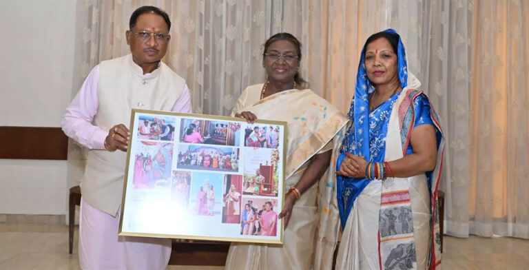 राष्ट्रपति को बहुत पसंद आया इंस्टेंट एल्बम और फोटो फ़्रेम का तोहफ़ा