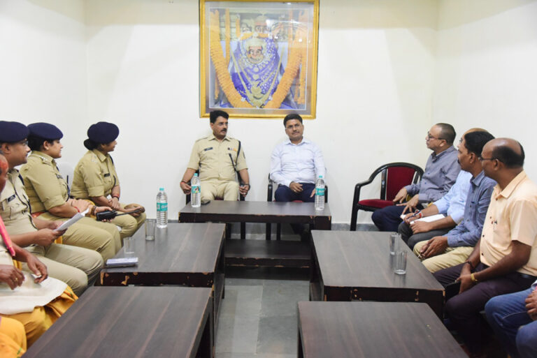 कलेक्टर एसपी ने नवरात्रि के दौरान महामाया मंदिर परिसर में व्यवस्था का लिया जायजा