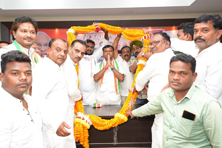 प्रदेश कांग्रेस असंगठित क्षेत्र समस्या निवारण प्रकोष्ठ की बैठक सम्पन्न, कांग्रेस अध्यक्ष दीपक बैज ने दी ने पदाधिकारियों को बधाई